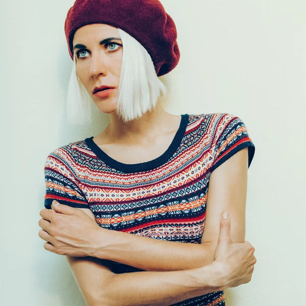 Romantic style. Sensual model burgundy beret — Stock Photo, Image