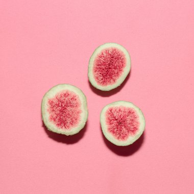Pembe bir arka plan üzerinde taze incir