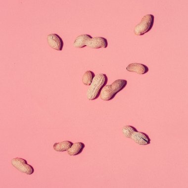 Fıstık düzensizce pembe bir arka plan üzerinde