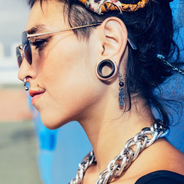 Piercing ile şehvetli genç kız ve modaya uygun saç modeli