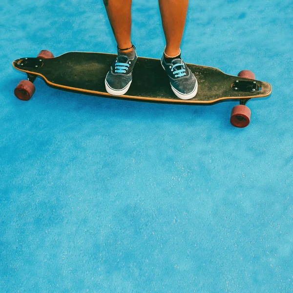 Tiener op skateboard in vestiging Blauw — Stockfoto