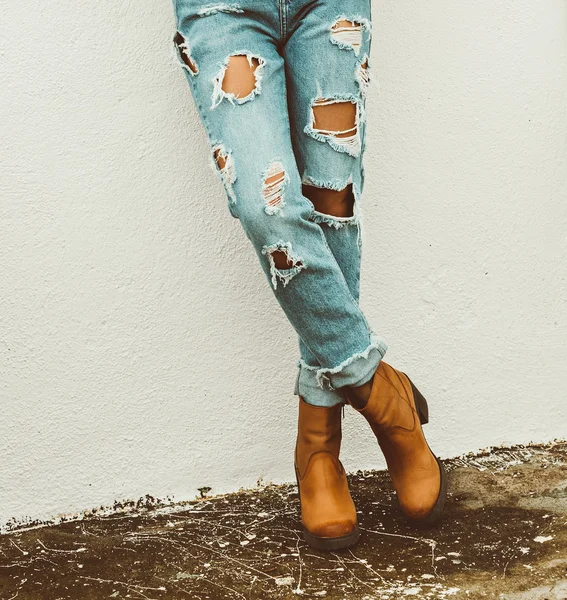 Style dame à la mode. Jeans et bottes déchiré — Photo