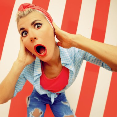 Komik sürpriz retro pin-up kızı stili