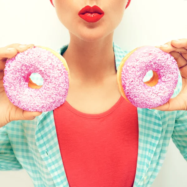 Donuts, pin-up stijl, geluk, zoete kus Lady — Stockfoto