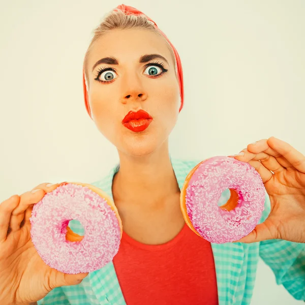 Funny retro style pin-up girl with donuts — Stock Photo, Image