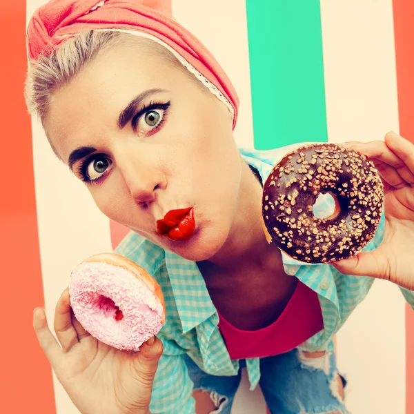 Chica divertida pin-up estilo con rosquillas — Foto de Stock