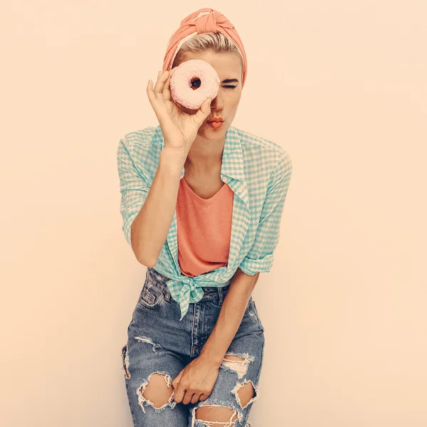 Lady retro pin-up style with a donut — Stock Photo, Image