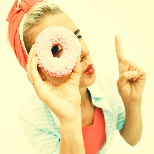 Moda pin-up retro senhora com donut — Fotografia de Stock