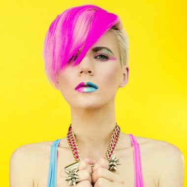 Saç renk eğilim. Şehvetli şık punk modeli