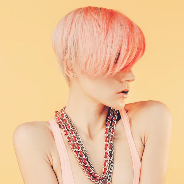 Sensuell tjej med fashionabla hår färg hår trenden — Stockfoto