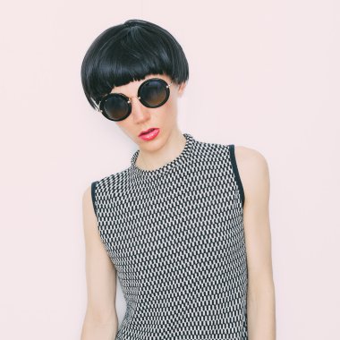Kız moda güneş gözlüğü ve trendy kısa saç kesimi.
