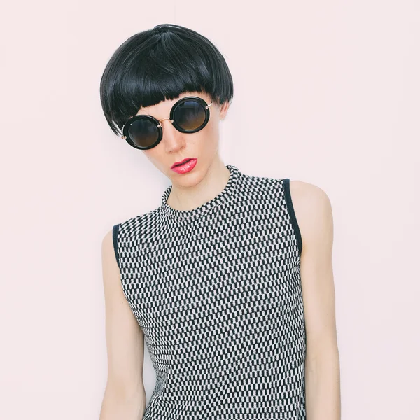 Flicka i fashion solglasögon och trendiga kort frisyr. — Stockfoto