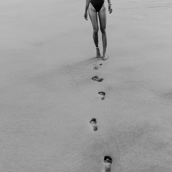 Une fille sur la plage. Océan. Empreintes de pas dans le sable . — Photo