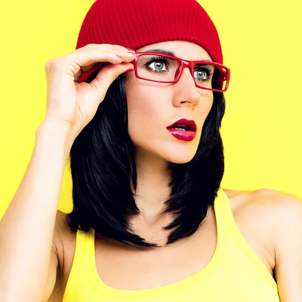 Modell i modeaccessoarer, hatt och glasögon på gula ba — Stockfoto