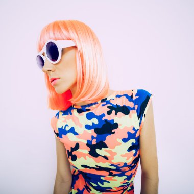 Bayan parti tarzı. Göz alıcı pembe saç