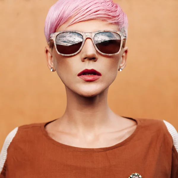 Bayan Vintage tarzı. Kısa moda saç modeli