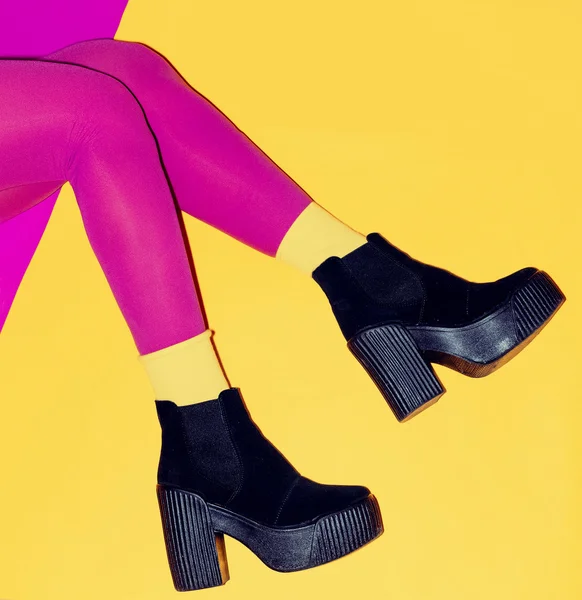 Stylische Schuhe auf der Plattform und farbige Strumpfhosen — Stockfoto