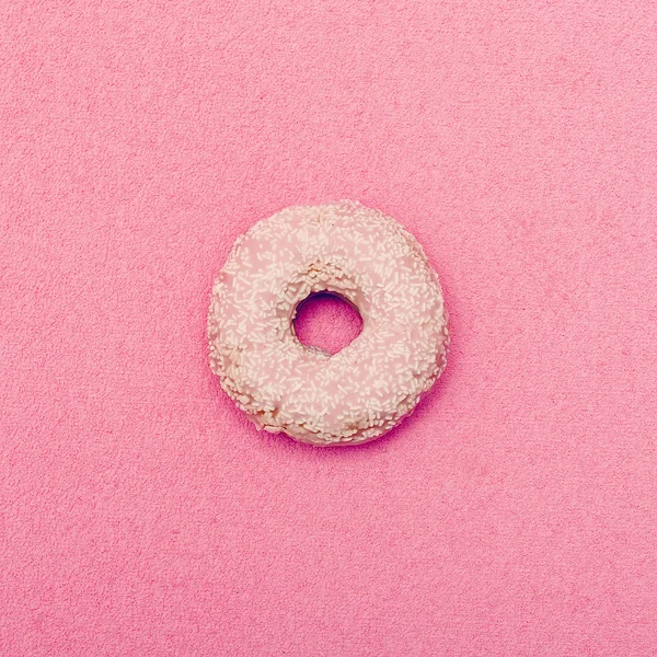 甜甜圈在粉红色的背景上。最小的风格 — 图库照片
