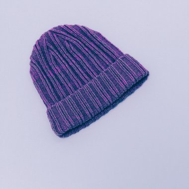 Şık örme kap beyaz arka plan üzerinde