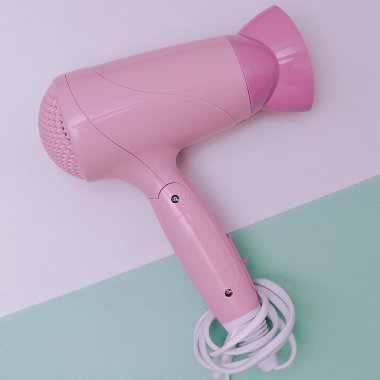 Pembe saç kurutma makinesi göz alıcı aksesuar. En az tarzı vanilya