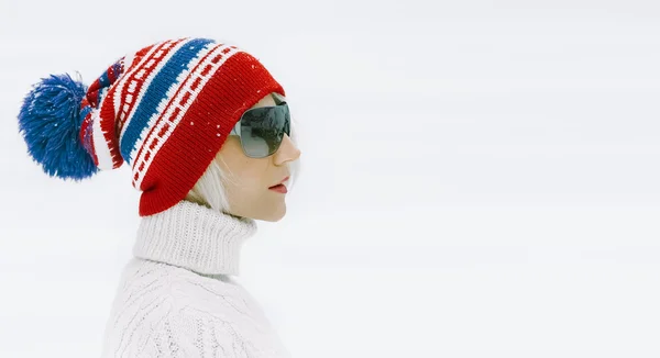 Model in bright vintage cap outdoors in winter — Stock Photo, Image