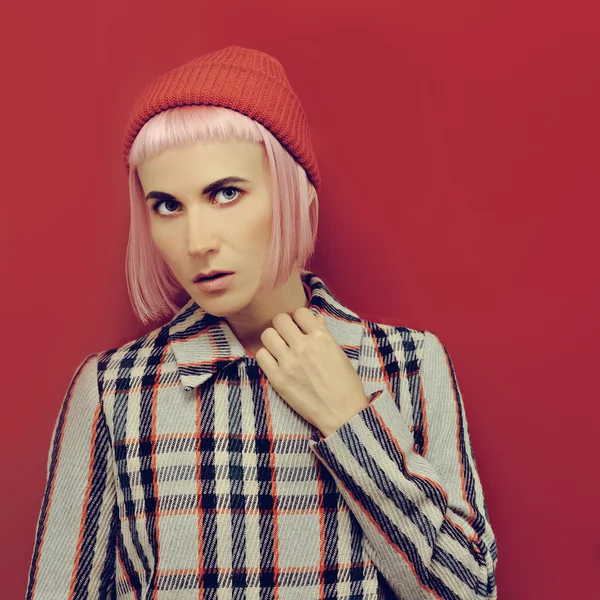 Hipster blonde in red hat and checkered coat. Fashion vintage st — Stock Photo, Image