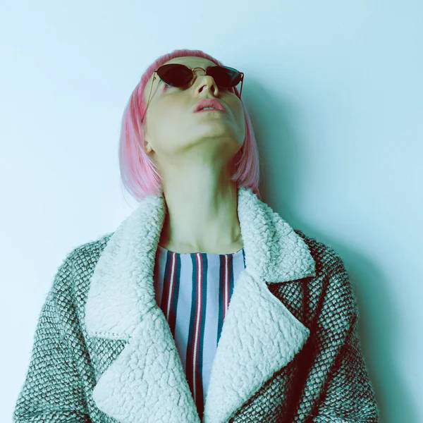 Pop Lady in trendy sunglasses and pink hair. — Stock Photo, Image