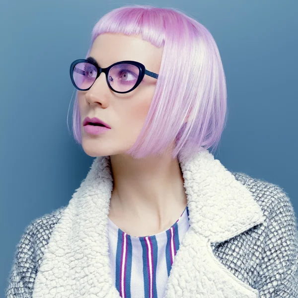 Glamorösa Lady i trend glasögon och rosa hår. — Stockfoto