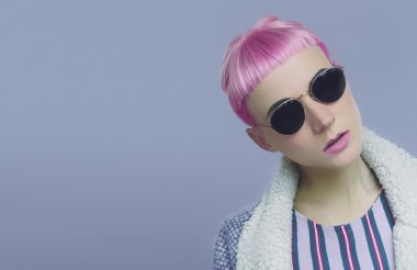 Vanilya pembe saç. Pop tarzı moda bayan