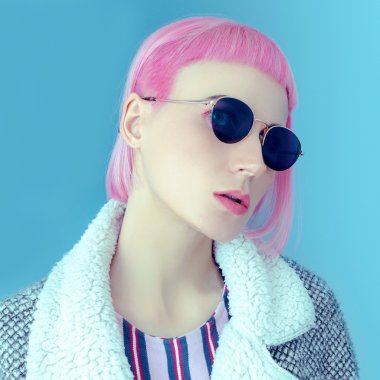 Trendy güneş gözlüğü ve pembe saçlı Bayan pop.
