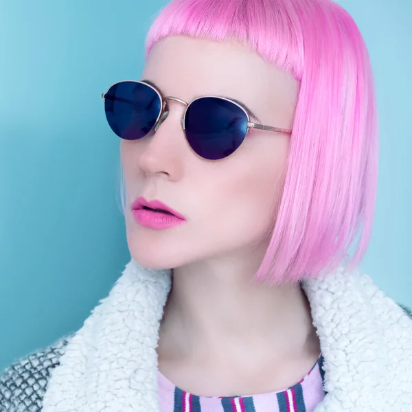 Pop Lady stijl mode vintage glazen en roze haar. — Stockfoto