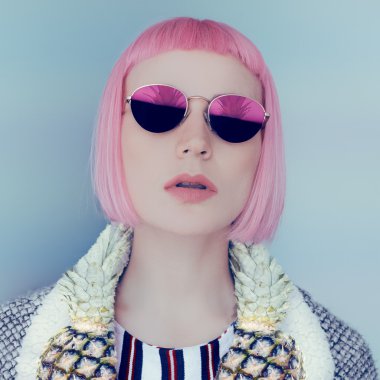 Komik kolaj. Bayan pembe ananas. Vanilya saç modeli