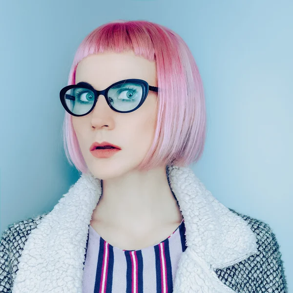 Modèle avec des lunettes élégantes et tendance cheveux roses — Photo