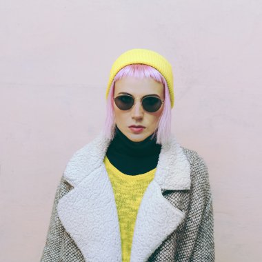 Kentsel moda. Parlak kıyafetleri şık modeli