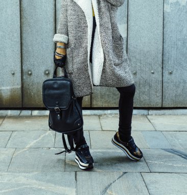 Kentsel moda. Şık modelinde trend giyim ve aksesuarları.