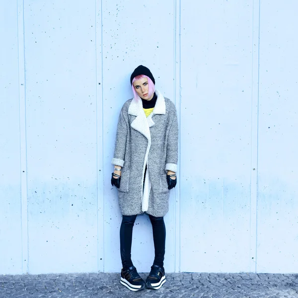 Chica con estilo en ropa de moda. Aspecto urbano — Foto de Stock