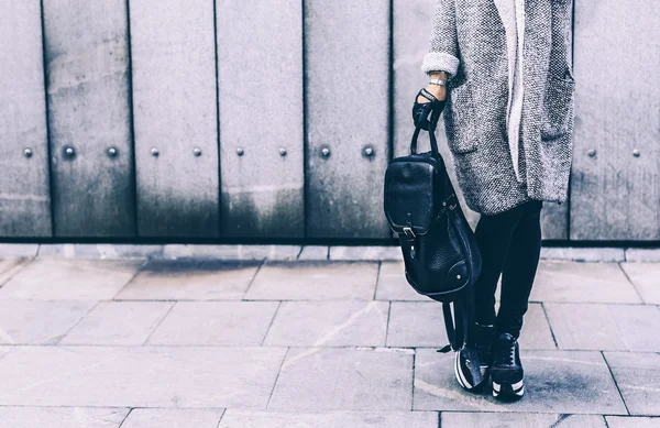 Stylish model in a fashionable clothes and accessories on the st — Stock Photo, Image