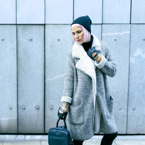 Loira elegante na rua da cidade. Moda acessórios de moda — Fotografia de Stock