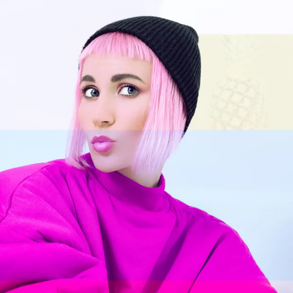 Модель моды с розовыми волосами. Палитра цветов пастели — стоковое фото