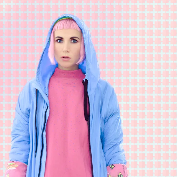Chica con un abrigo azul de moda. Colores pastel vainilla —  Fotos de Stock