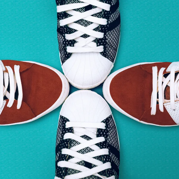 Sneakers op blauwe achtergrond instellen Stedelijke actieve stijl — Stockfoto