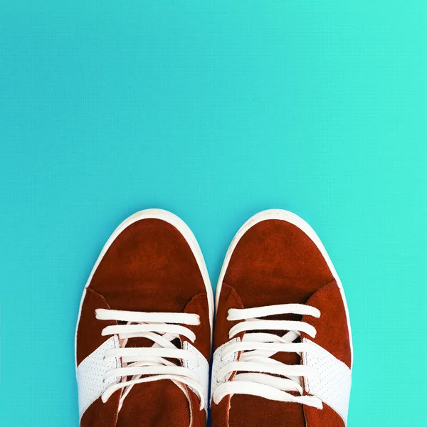 Sneakers op blauwe achtergrond. City Style — Stockfoto