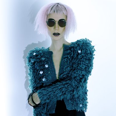 Göz alıcı seksi Bayan Vamp şık akşam aşınmaya. Aşk Vinta