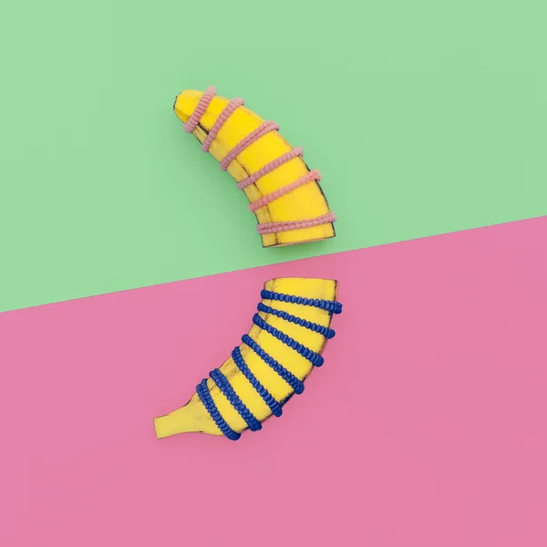 Moda stile minimal. Due metà di una banana — Foto Stock