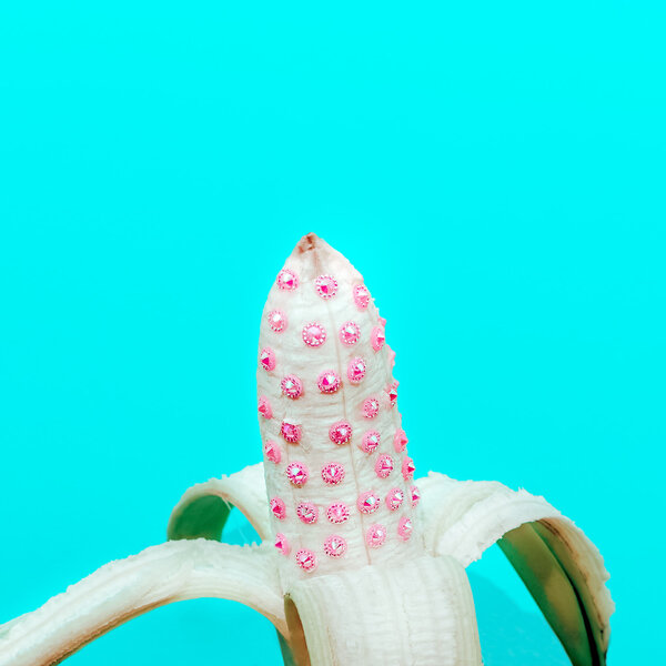 Гламурный банан с кристаллами. Минимальный стиль одежды
