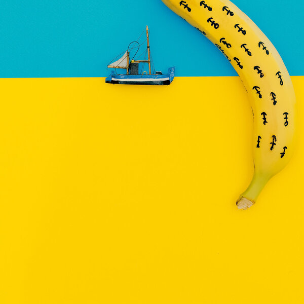 Маленький корабль в океане. Минимальный стиль
.