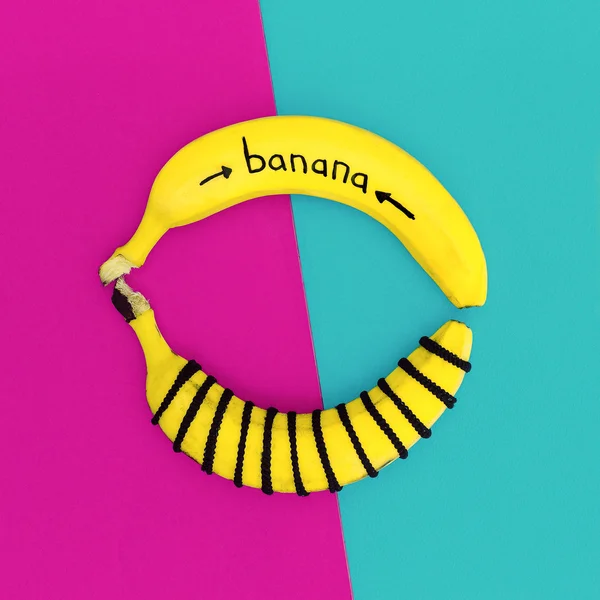 在明亮的时尚背景的香蕉。极简主义风格照片 — 图库照片
