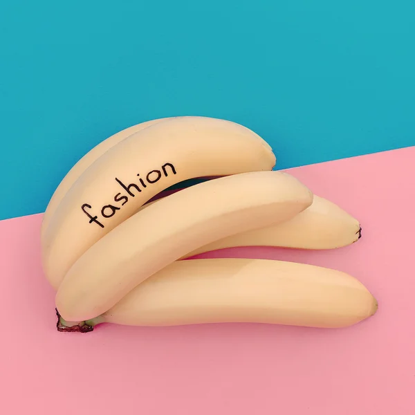 Τσαμπί μπανάνες μόδας. Φωτογραφία του μινιμαλισμού. Παστέλ χρώματα — Φωτογραφία Αρχείου