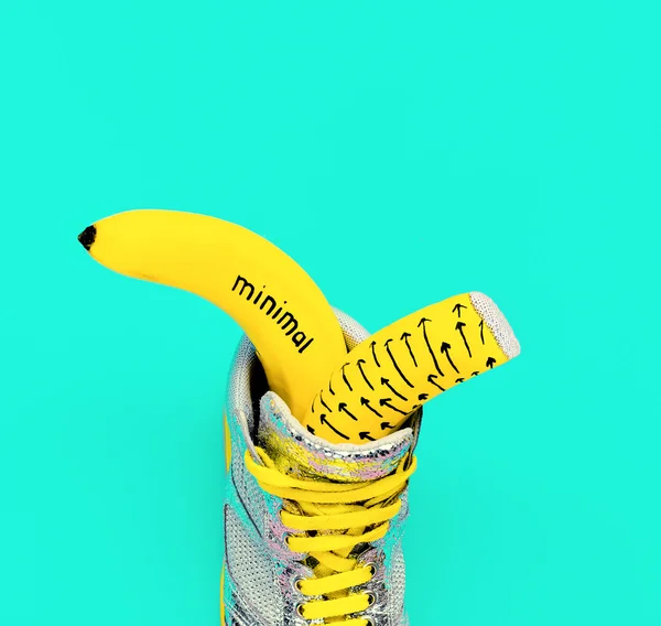 时尚运动鞋和油漆的香蕉。设计照片. — 图库照片