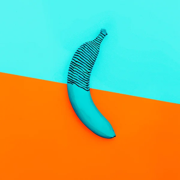 Une banane irréelle. Mode minimalisme style photo — Photo